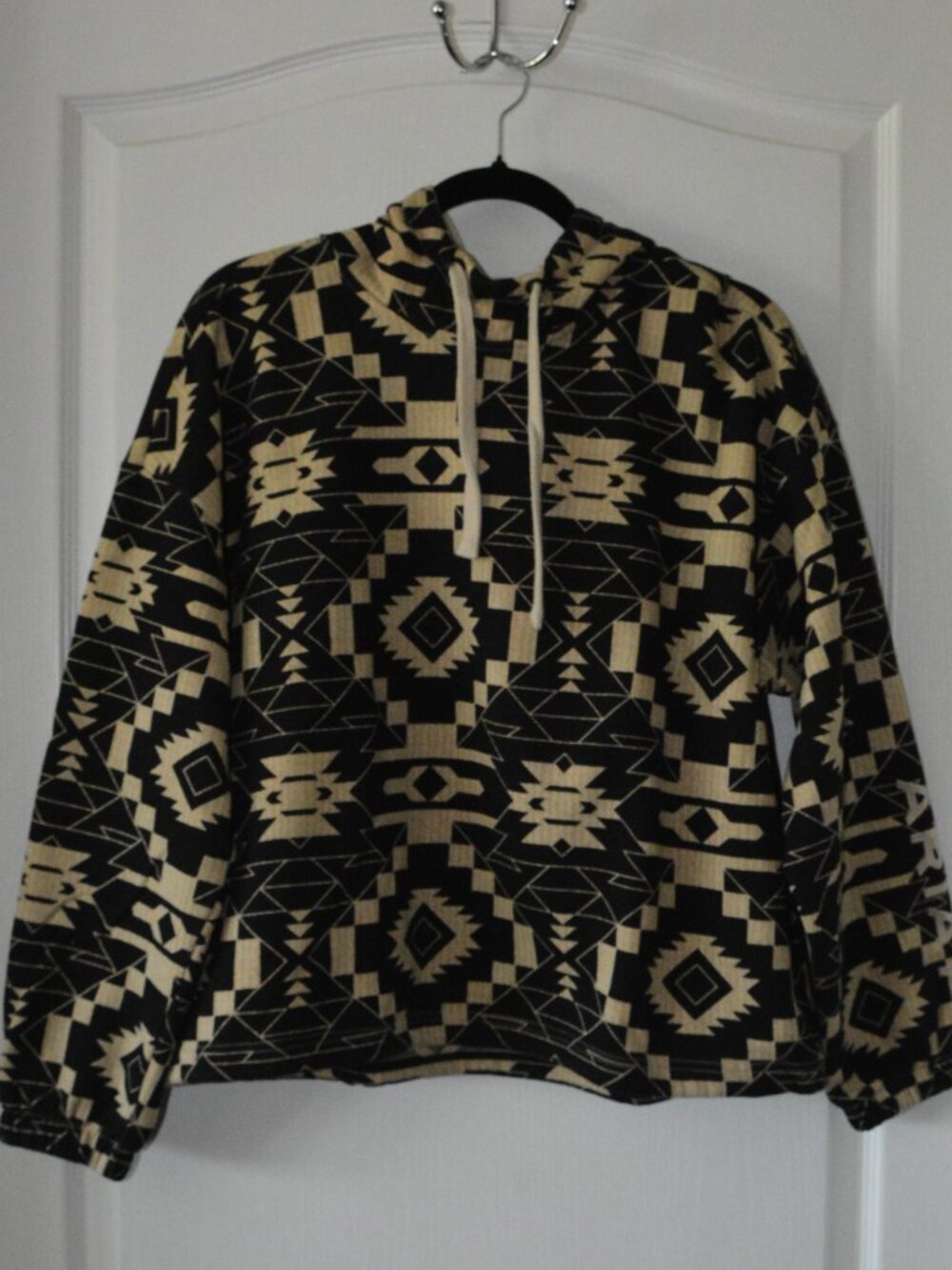Ariat Women's Essential Hoodie in Black and Cream Southwest Print size Large